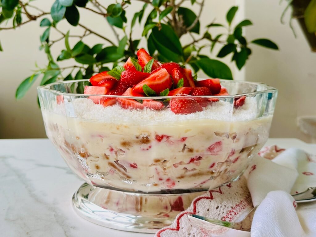 Çilekli Bisküvili Pasta Tarifi