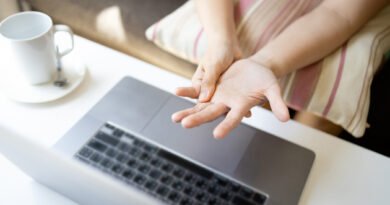 Tetik Parmak Sendromu: Nedir, Nedenleri ve Tedavi Yöntemleri