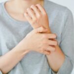 Kollardaki Uyuşma: Belirtiler, Nedenler ve Tedavi Yöntemleri